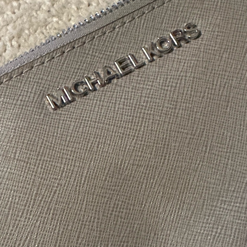 Michael Kors Textured Gray card and ID wallet - Picture 3 of 4